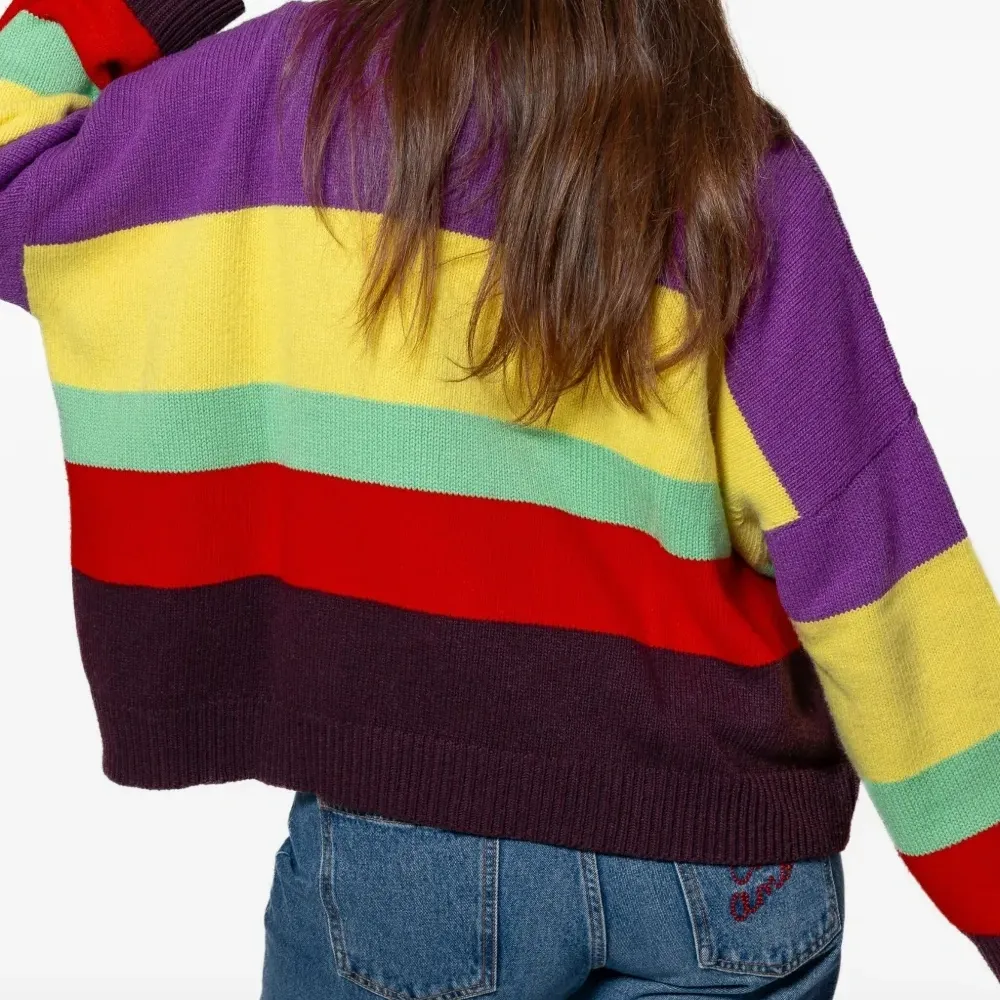 Полосатый вышитый свитер