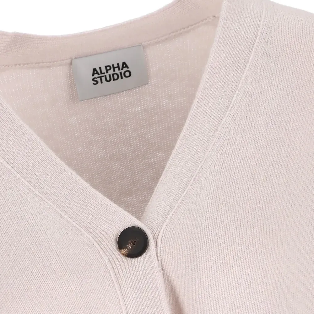 Кардиган с V-образным вырезом и карманами