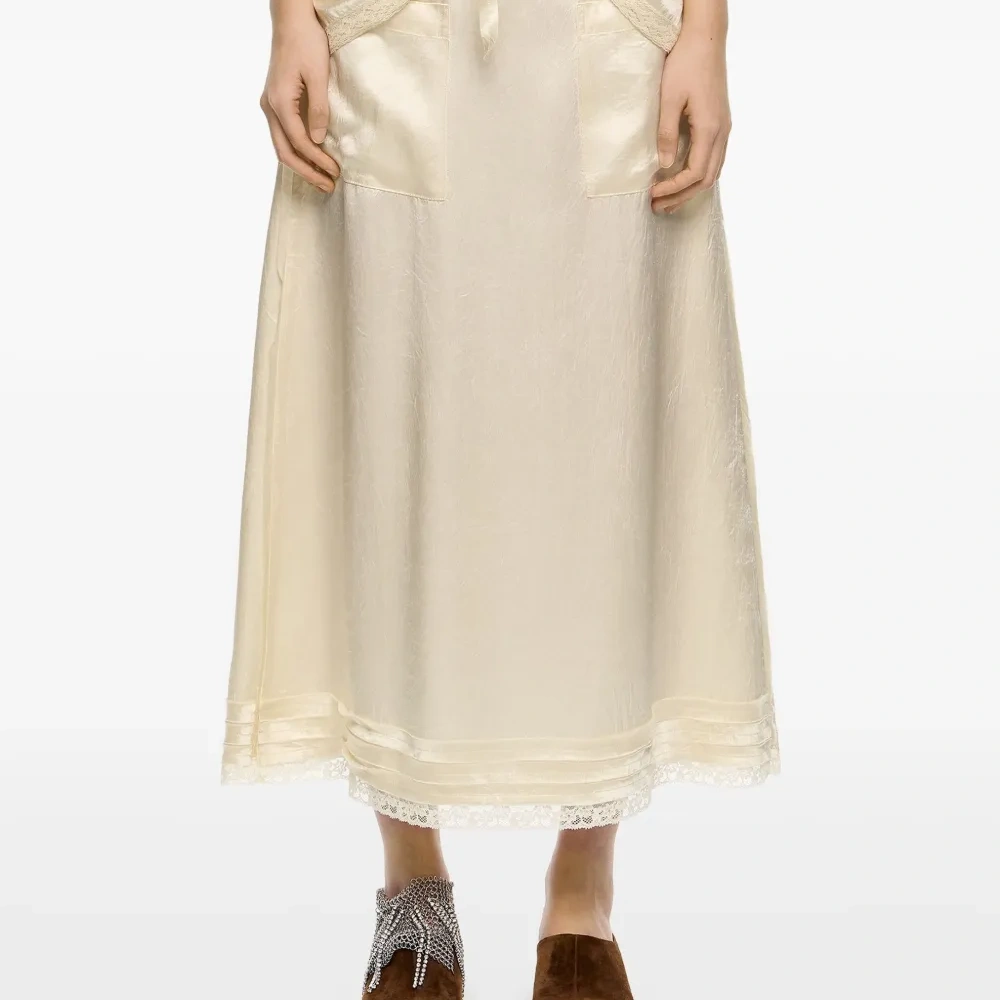 Юбка с карманами и кружевной отделкой