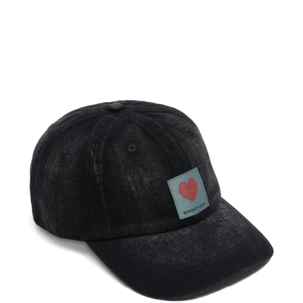 Бейсболка из хлопка с нашивкой в виде сердца