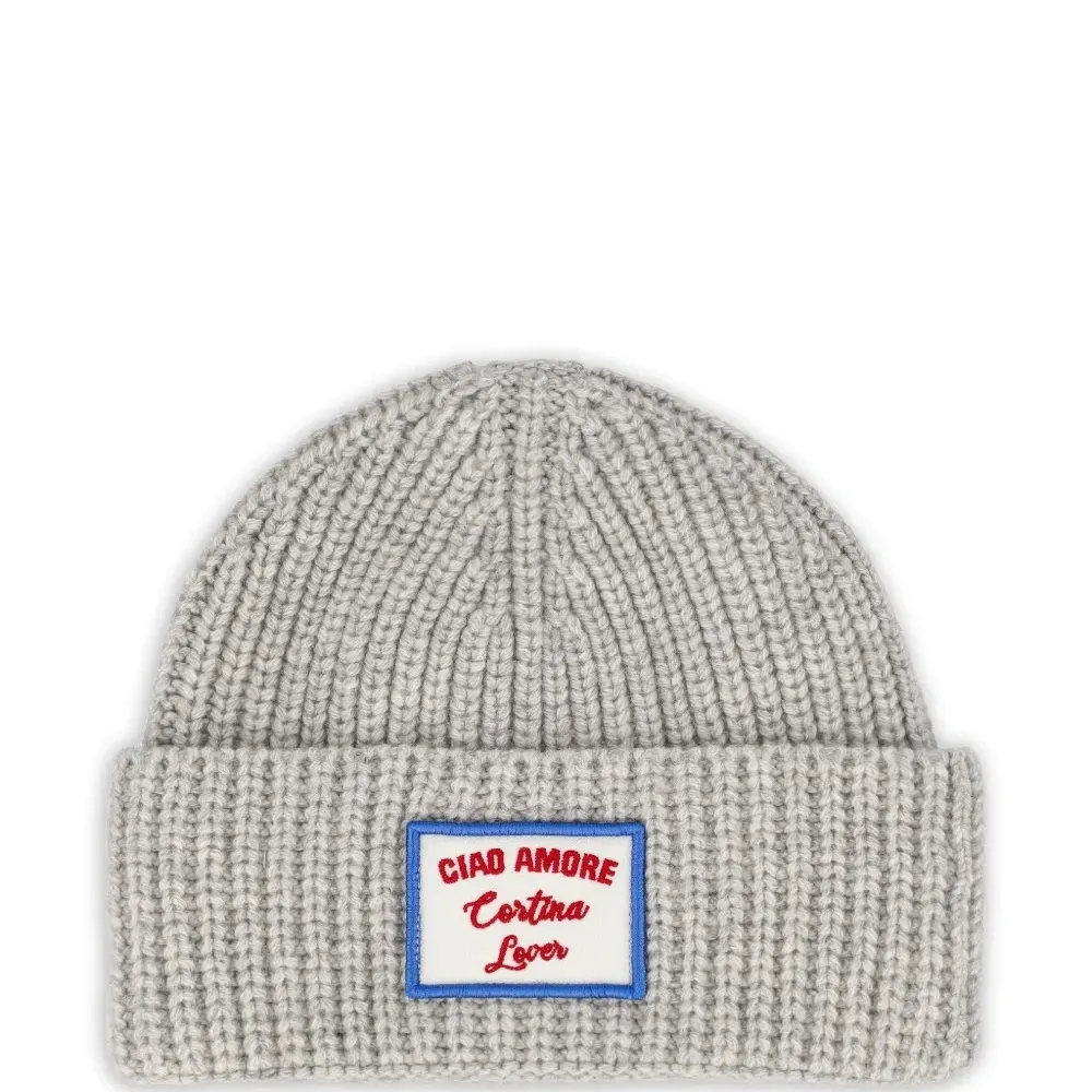 Шерстяная шапка в рубчик с нашивкой-логотипом