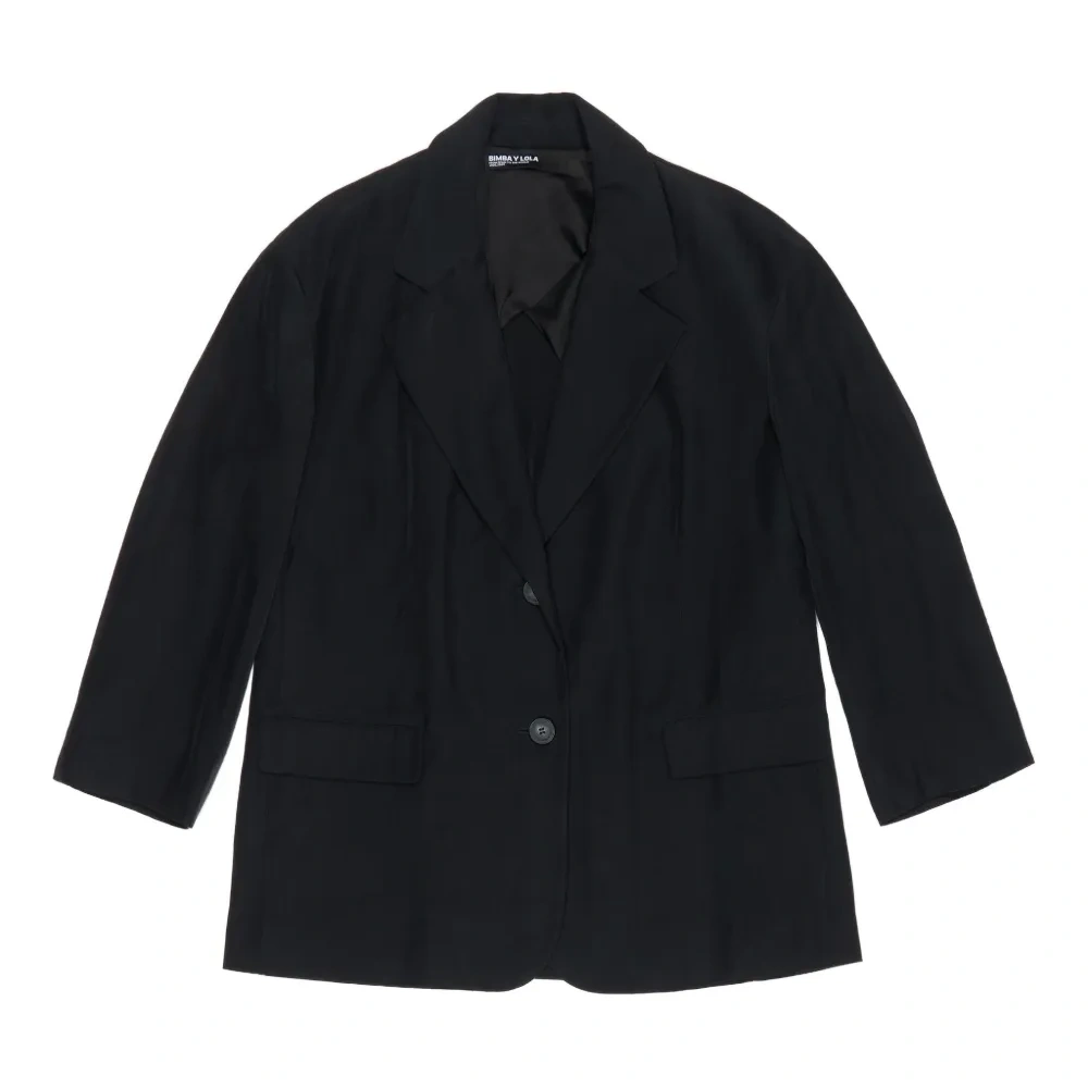 Приталенный пиджак на пуговицах с длинными рукавами