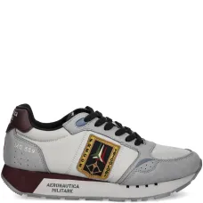 Кроссовки с вышитыми нашивками