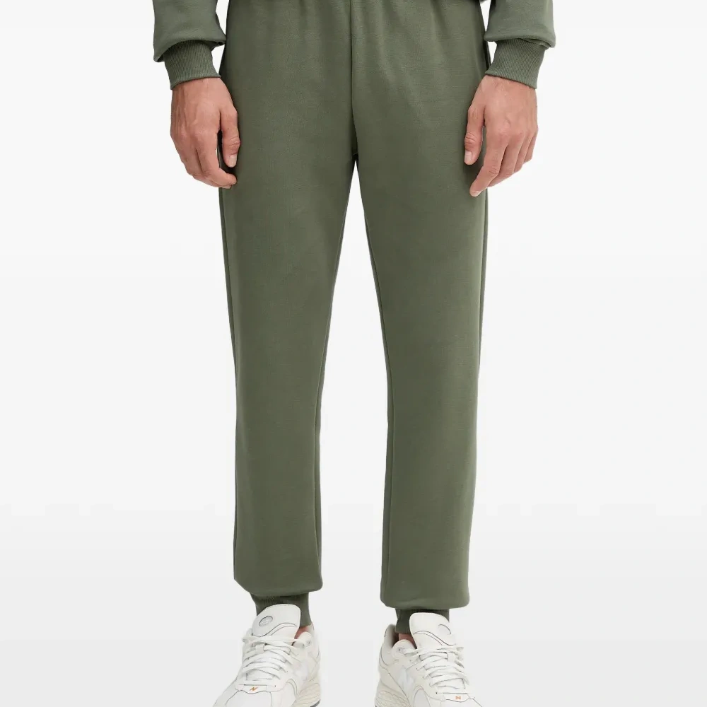 Спортивные брюки с накладными карманами