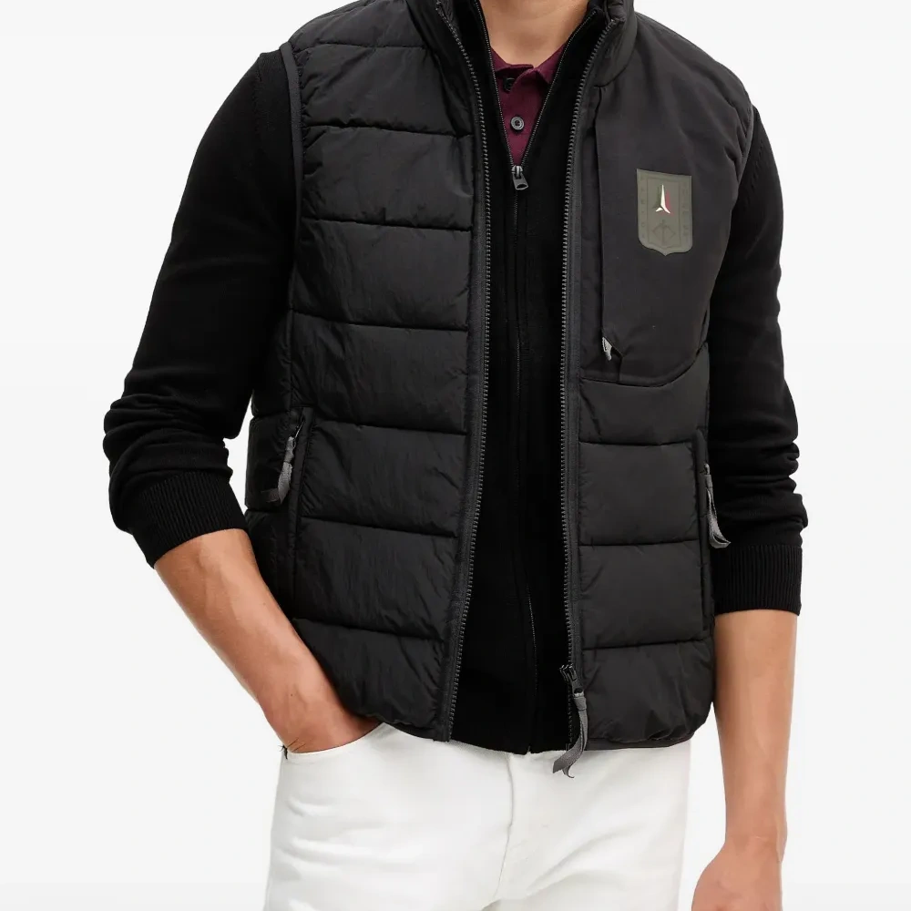 Стеганый жилет с нашивкой