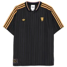 Футболка в полоску с тремя полосами и логотипом