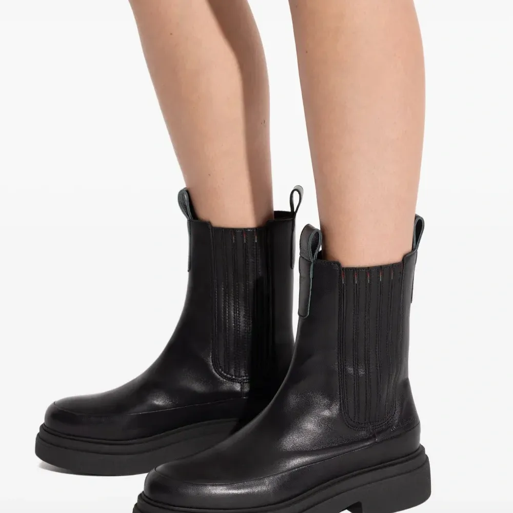 Ботинки с эластичными вставками