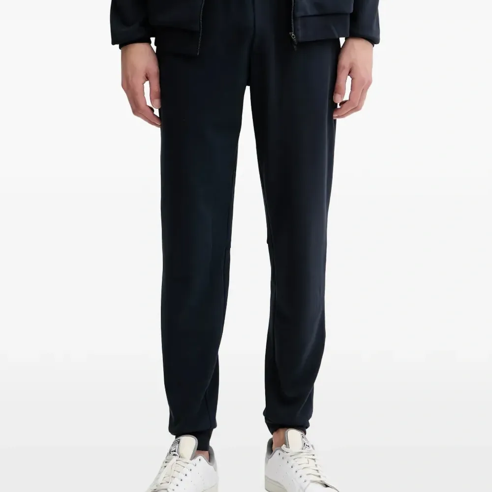 Спортивный костюм с кулиской и логотипом Спортивный костюм с кулиской и логотипом