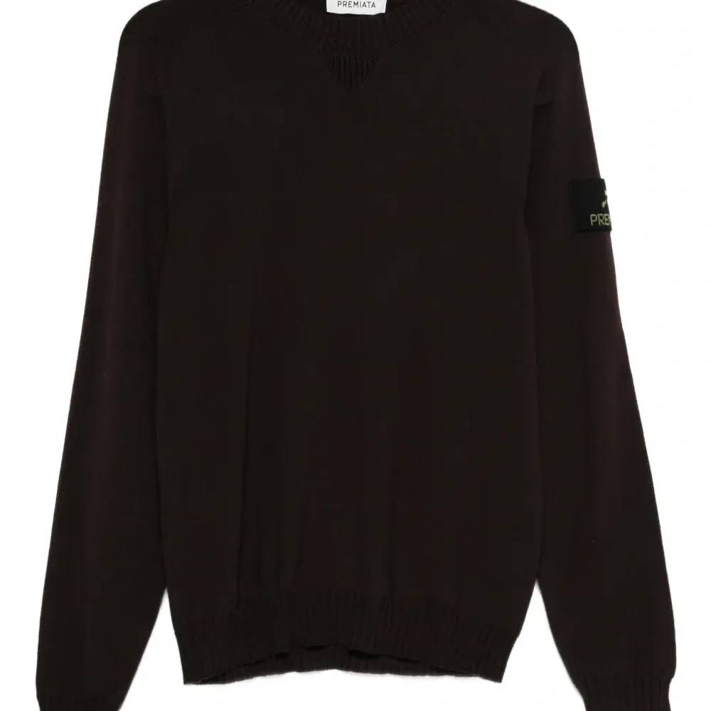 Свитер с круглым вырезом и нашивкой с логотипом