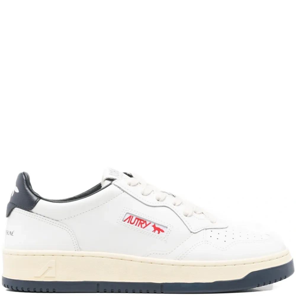 Кроссовки с нашивкой-логотипом