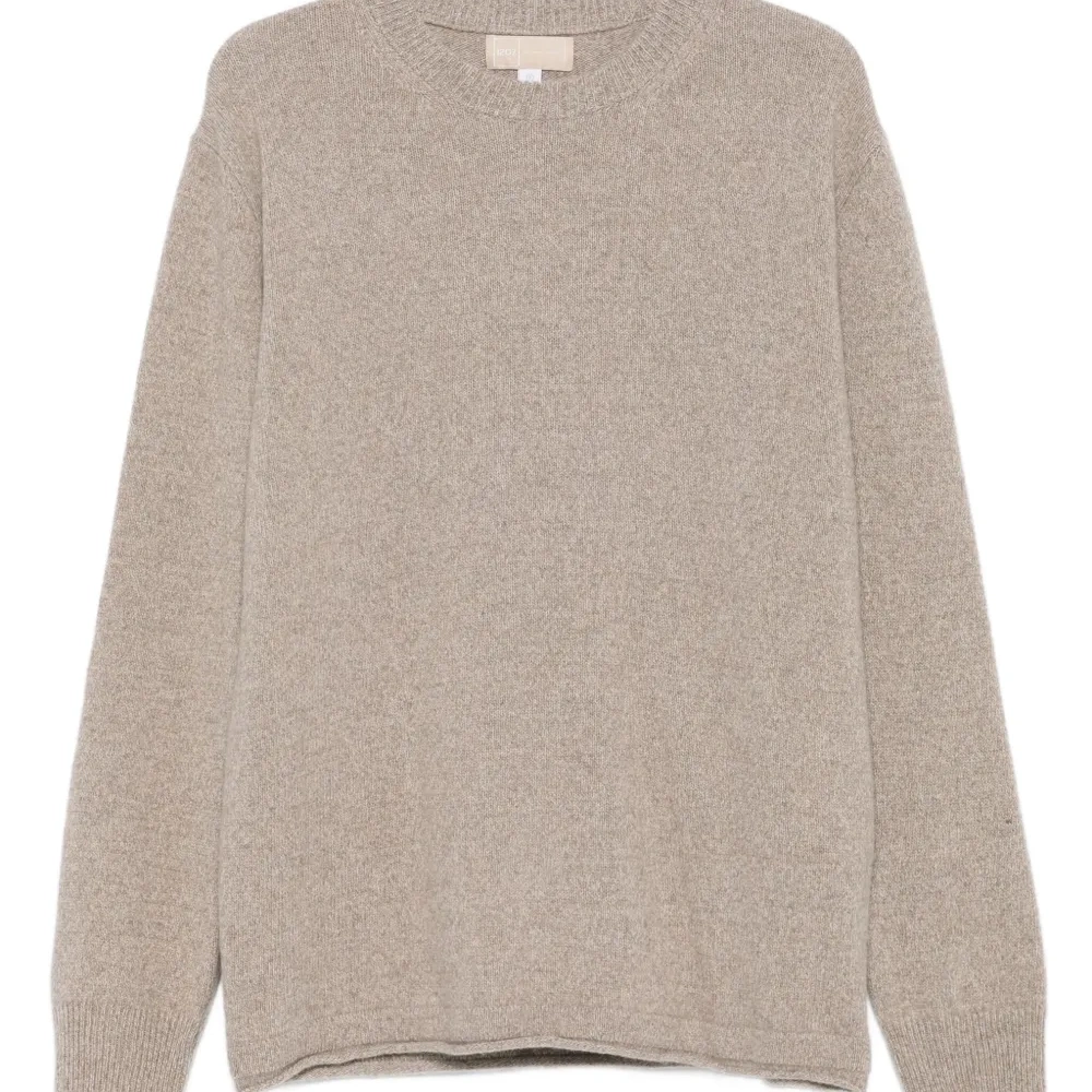 Свитер с круглым вырезом