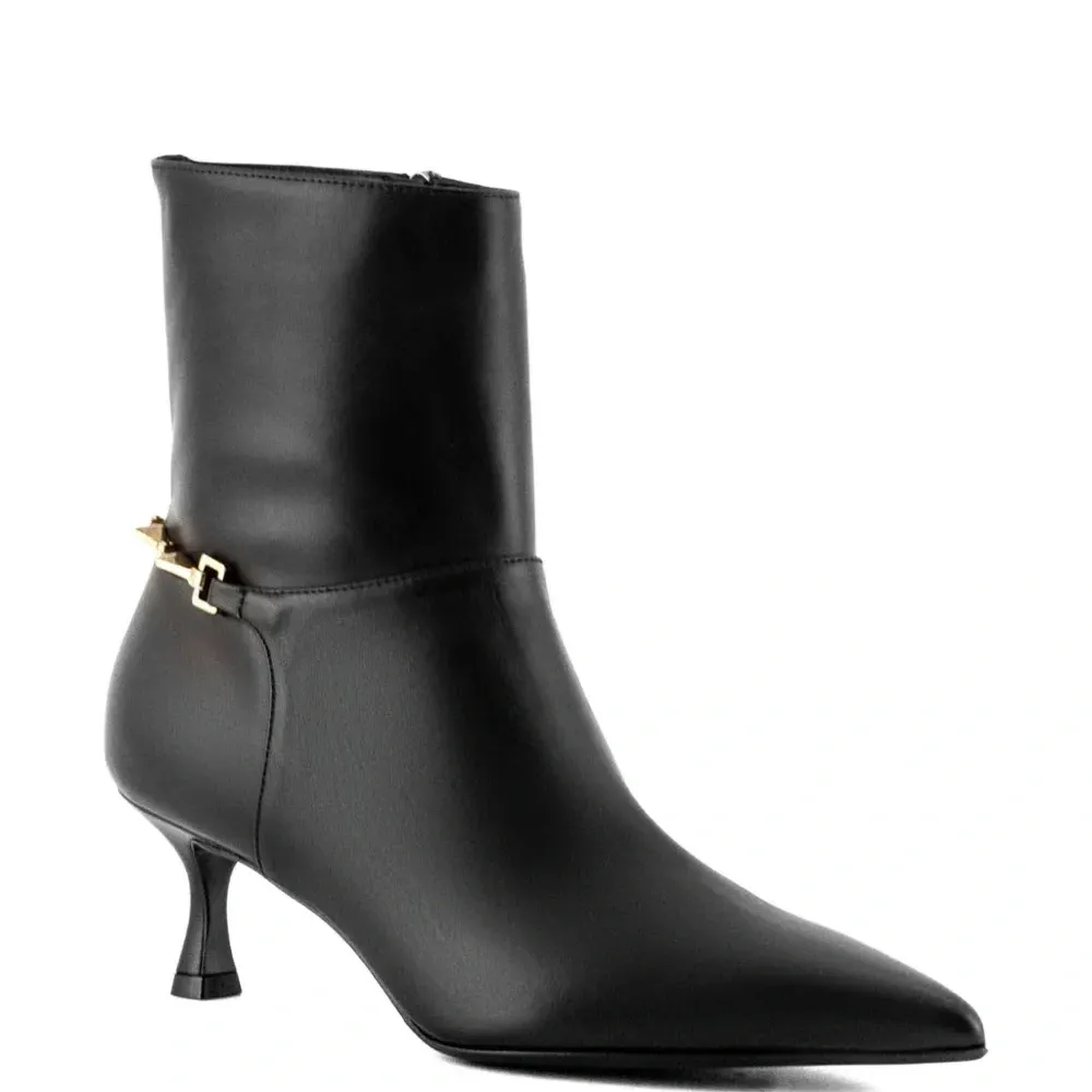 Кожаные ботильоны с заострённым носком и металлической отделкой, каблук 45 мм Кожаные ботильоны с заострённым носком и металлической отделкой, каблук 45 мм