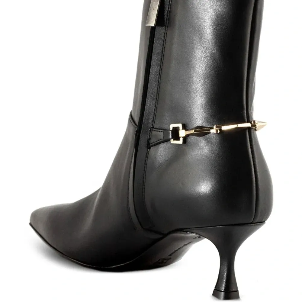 Кожаные ботильоны с заострённым носком и металлической отделкой, каблук 45 мм Кожаные ботильоны с заострённым носком и металлической отделкой, каблук 45 мм