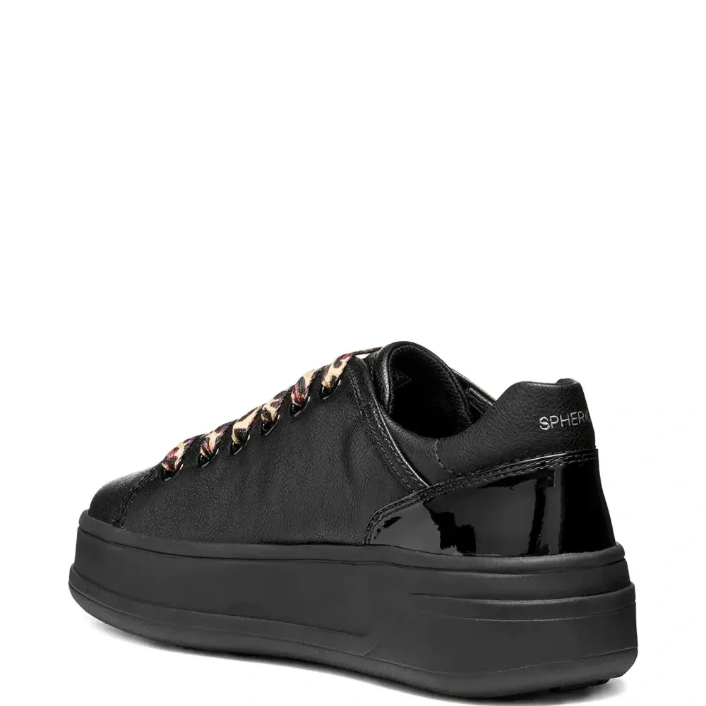 Кроссовки с леопардовыми шнурками