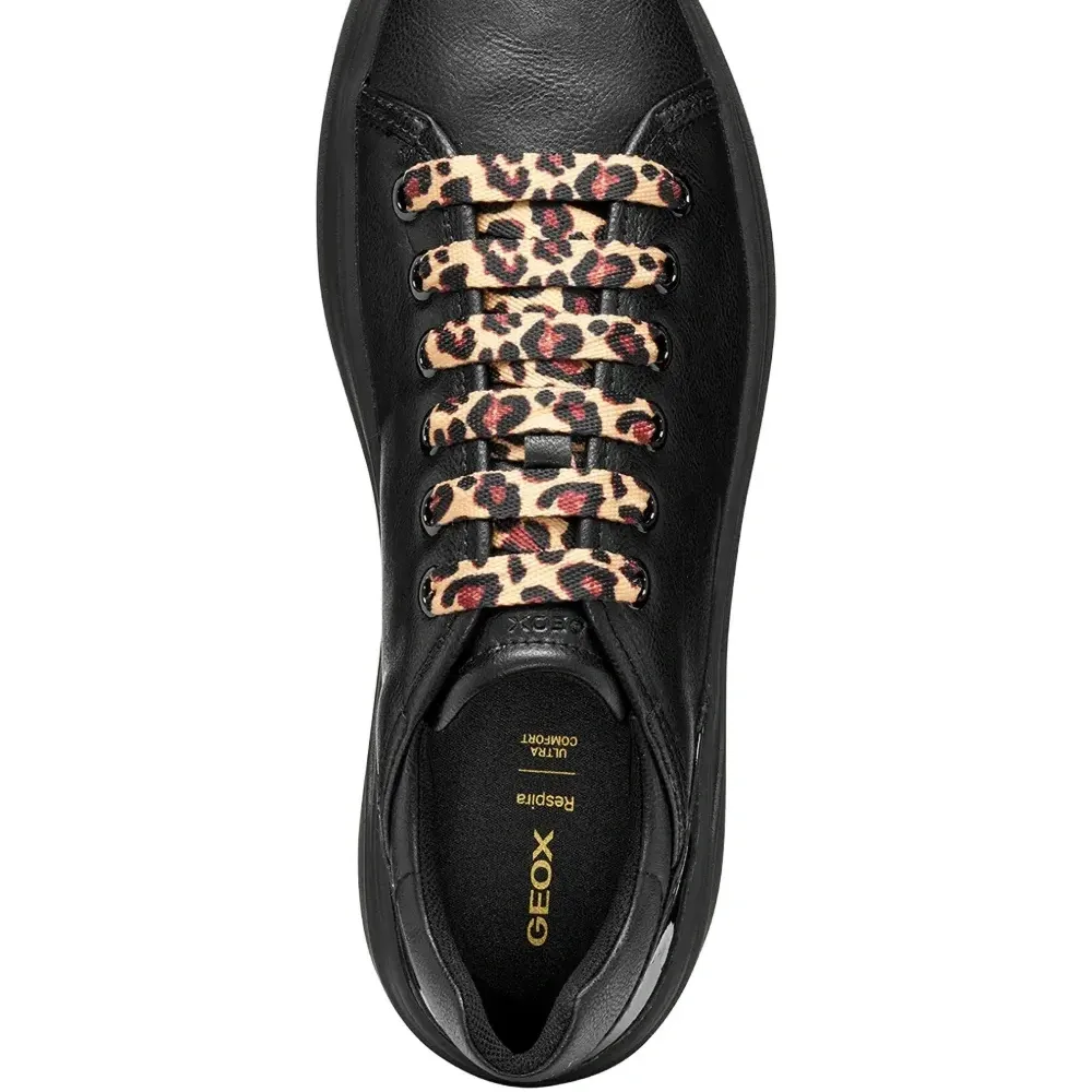 Кроссовки с леопардовыми шнурками