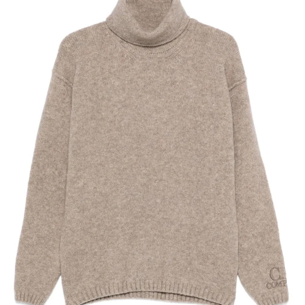 Джемпер с вышитым логотипом