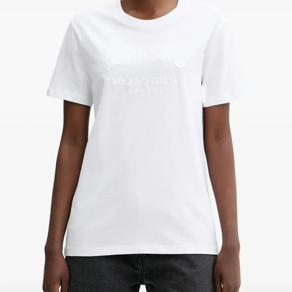 Футболка с вышитым логотипом