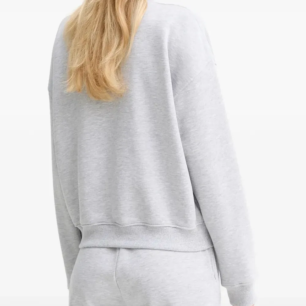 Свитшот с вышитым логотипом