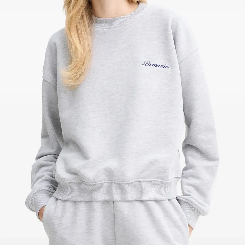 Свитшот с вышитым логотипом