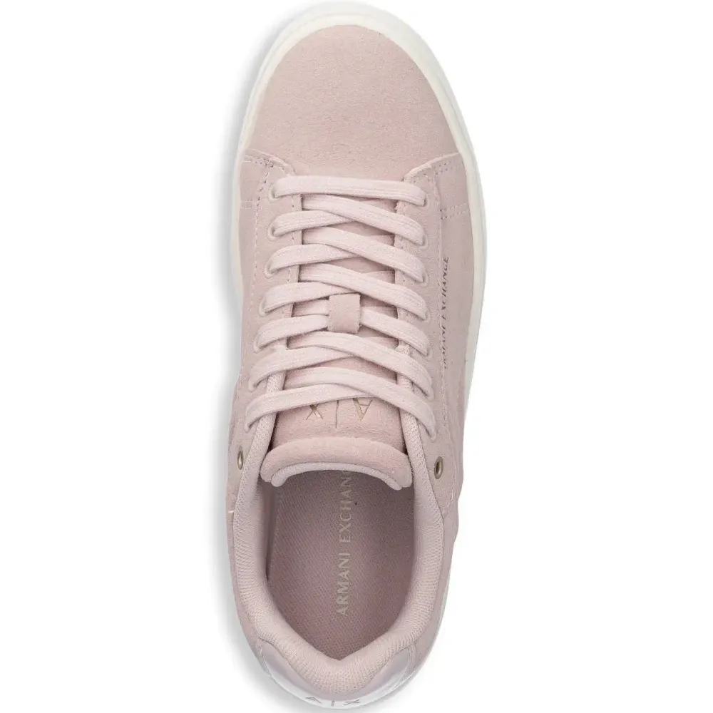 Кроссовки с тиснёными деталями