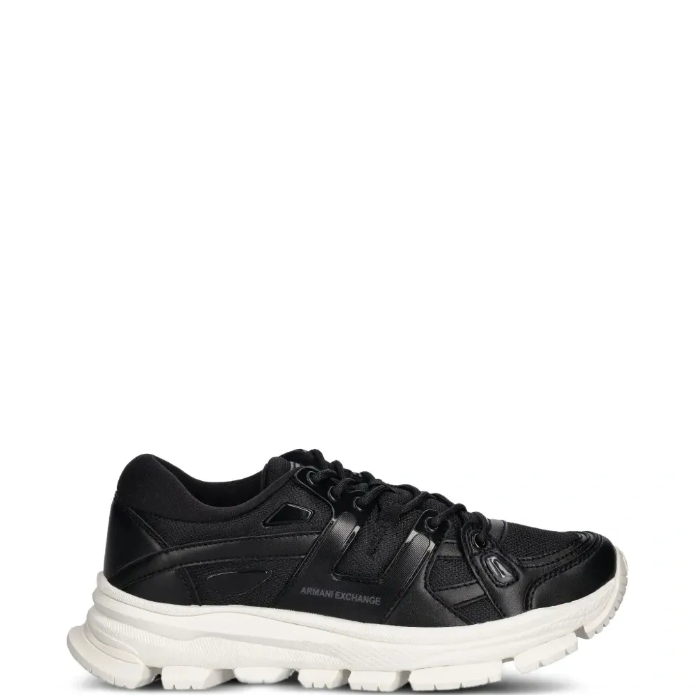 Текстурированные кроссовки с контрастными деталями