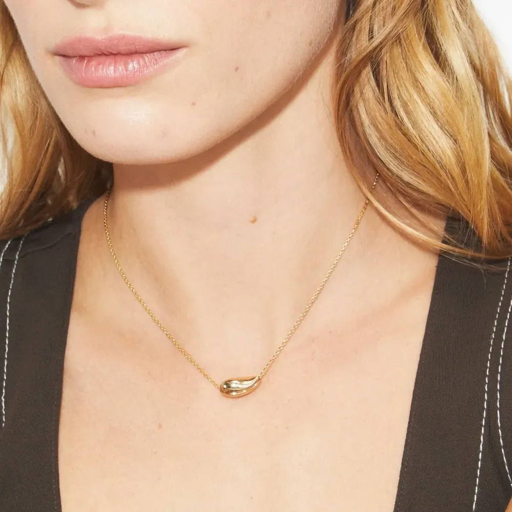 Кулон на цепочке в виде волны