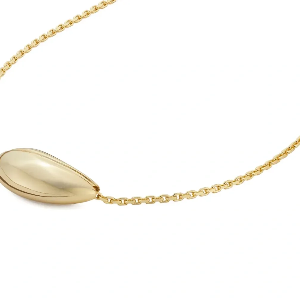 Кулон на цепочке в виде волны