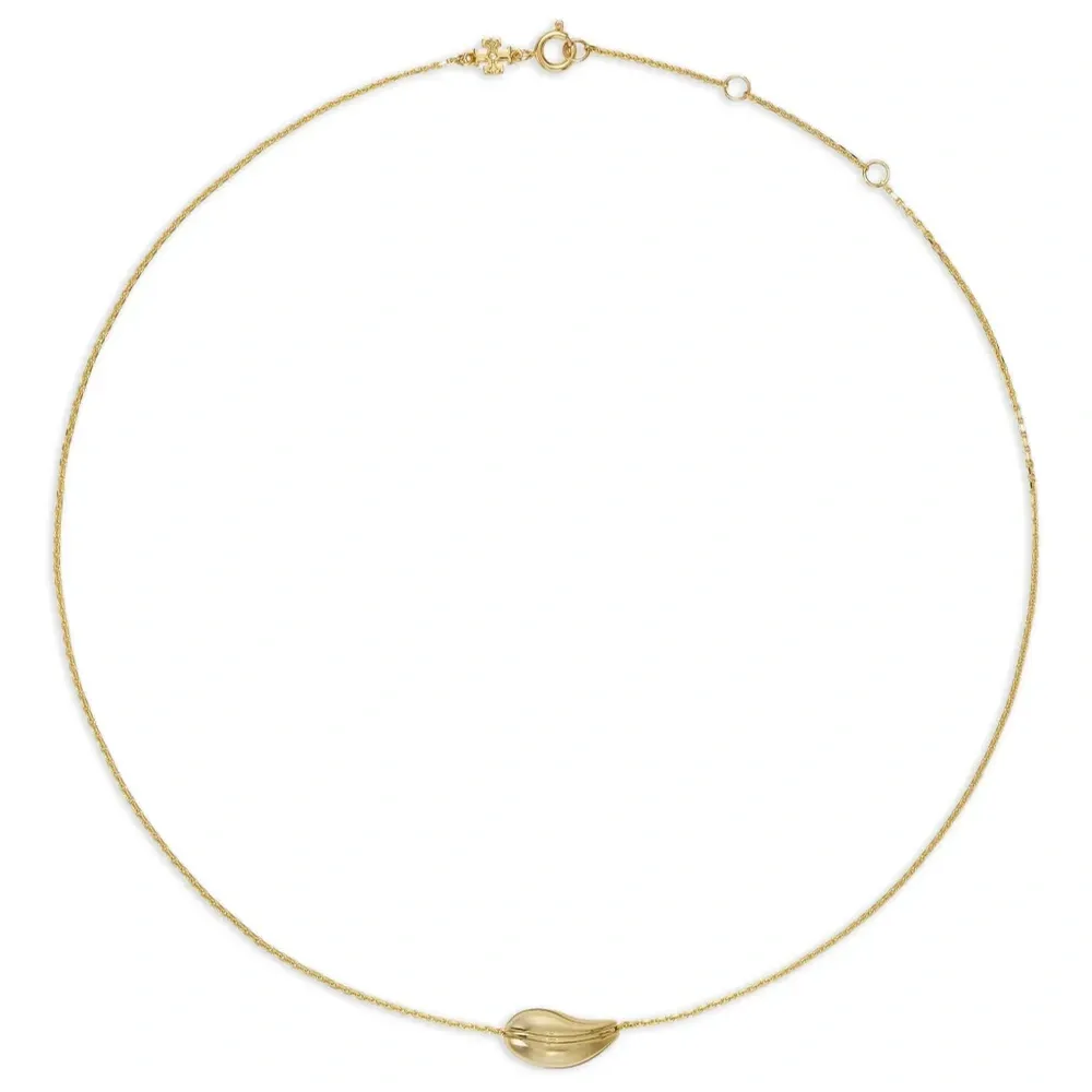 Кулон на цепочке в виде волны