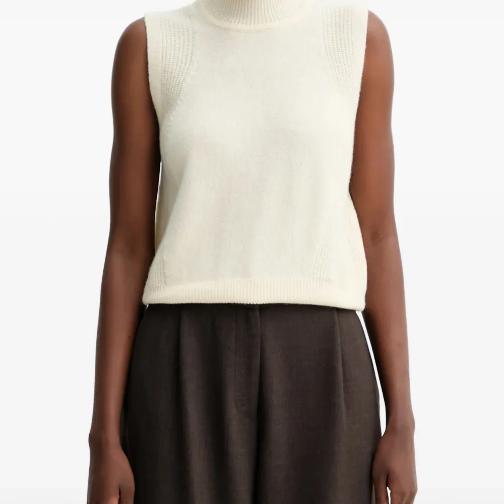 Вязаное изделие с высоким воротником и рубчатой текстурой Вязаное изделие с высоким воротником и рубчатой текстурой