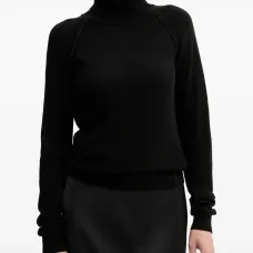 Свитер с высоким воротником и логотипом Свитер с высоким воротником и логотипом