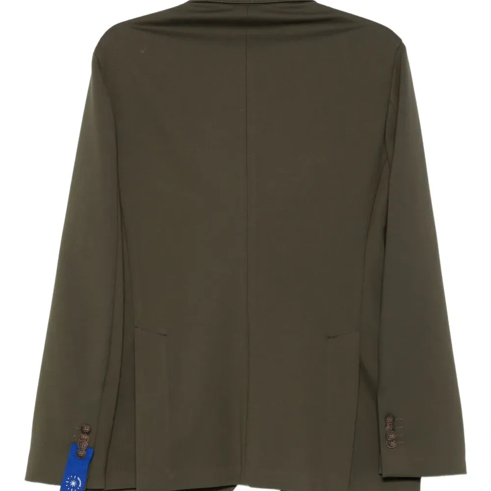 Однобортный пиджак на пуговицах