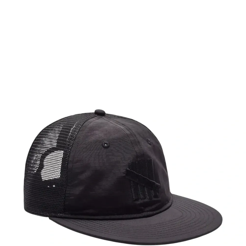 Бейсболка с сетчатыми вставками и застежкой на кнопках