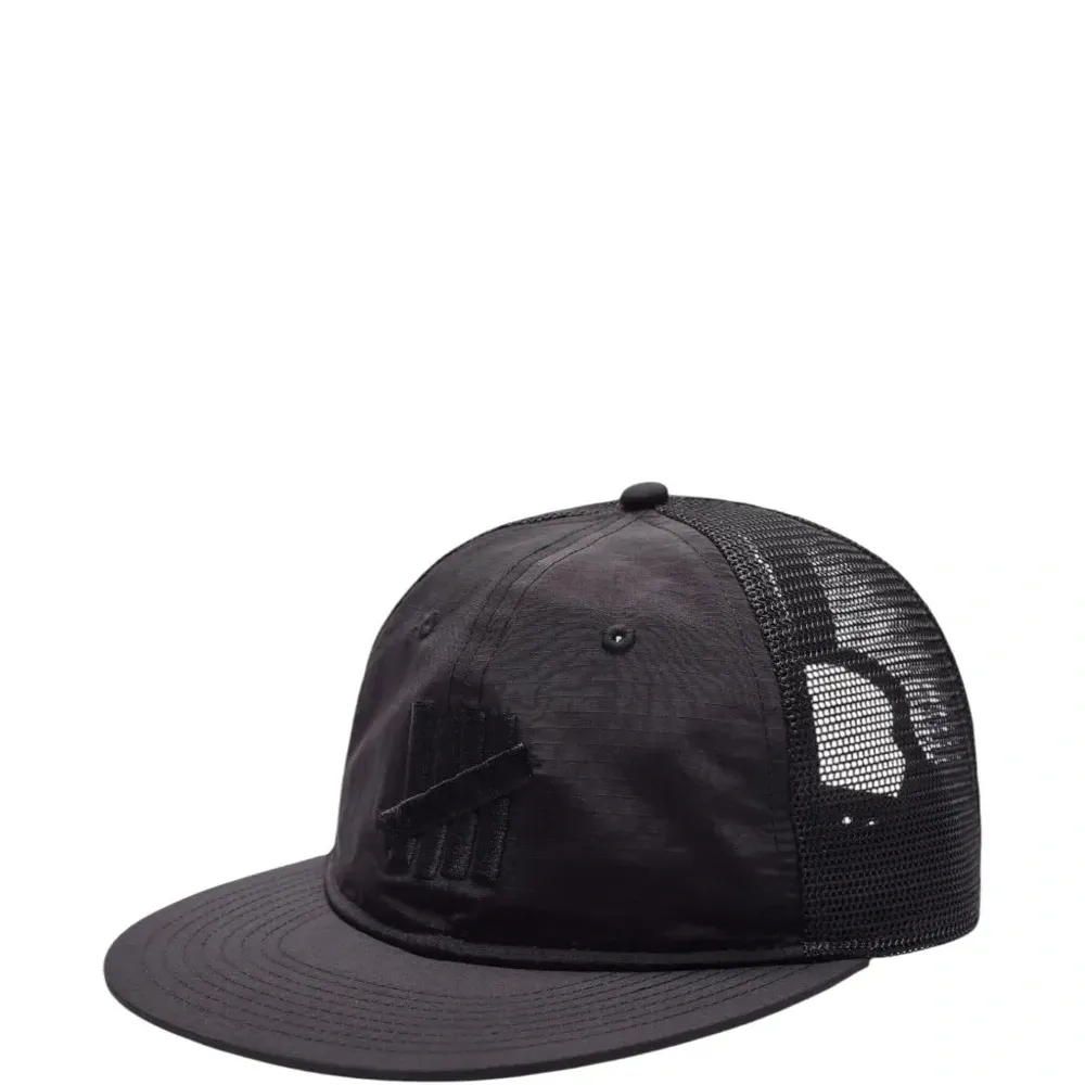 Бейсболка с сетчатыми вставками и застежкой на кнопках