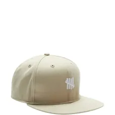 Кепка с пятилучевым логотипом и регулируемым ремешком