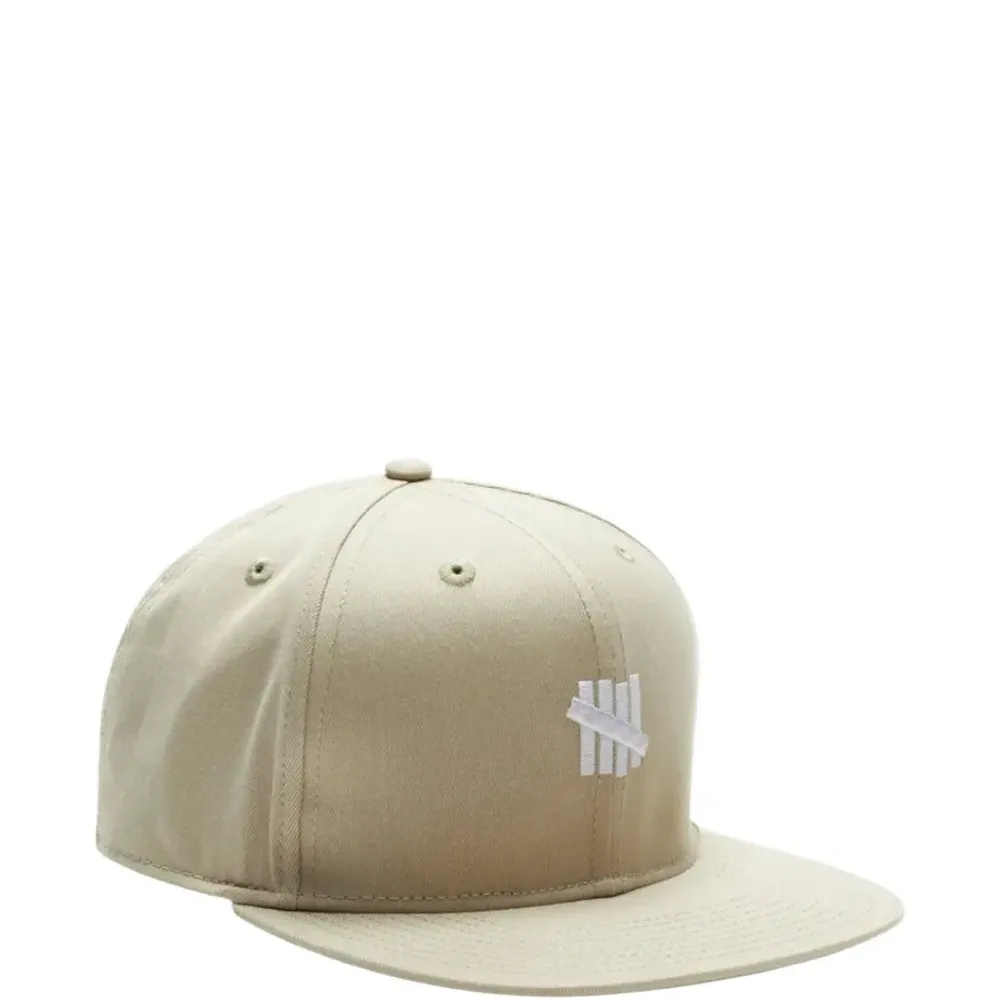 Кепка с пятилучевым логотипом и регулируемым ремешком