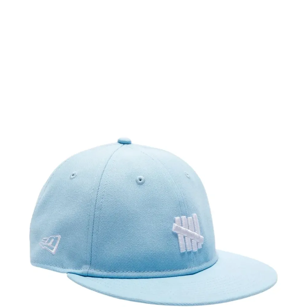 Бейсболка с пятью полосками и застежкой на кнопках