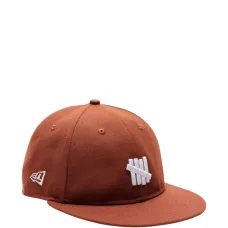 Бейсболка с пятью полосками и застежкой на кнопках