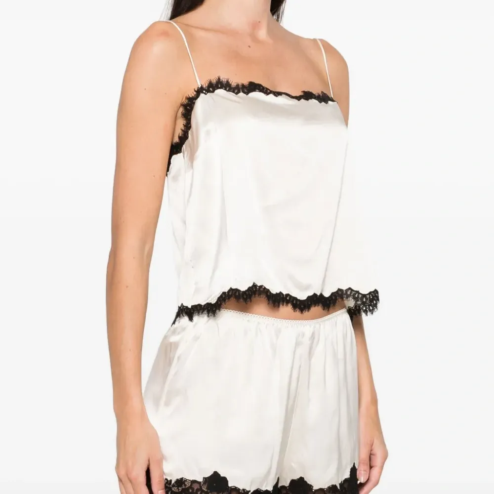 Кружевной топ с квадратным вырезом Кружевной топ с квадратным вырезом