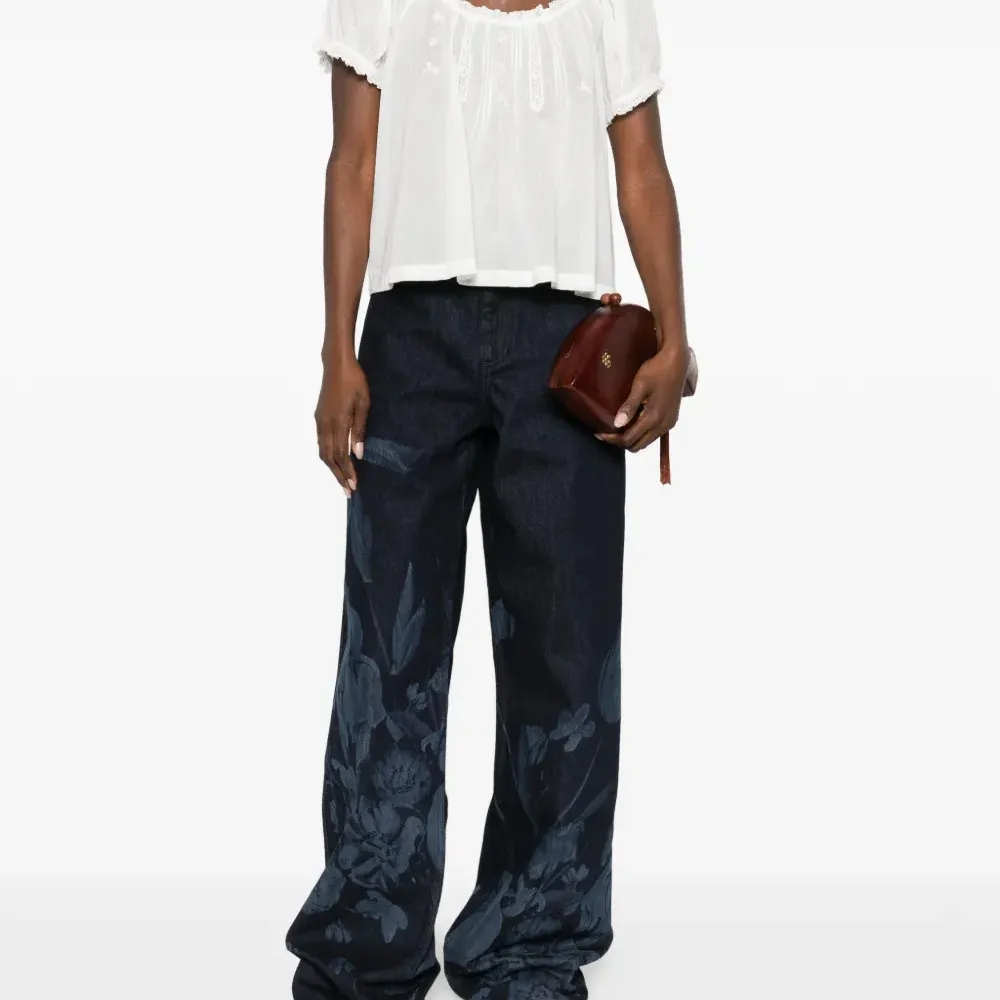 Блузка с круглым вырезом и кружевной отделкой