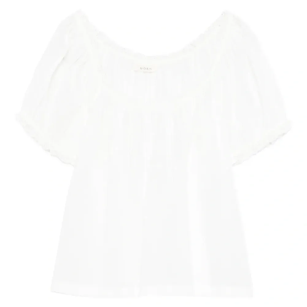 Блузка с круглым вырезом и кружевной отделкой