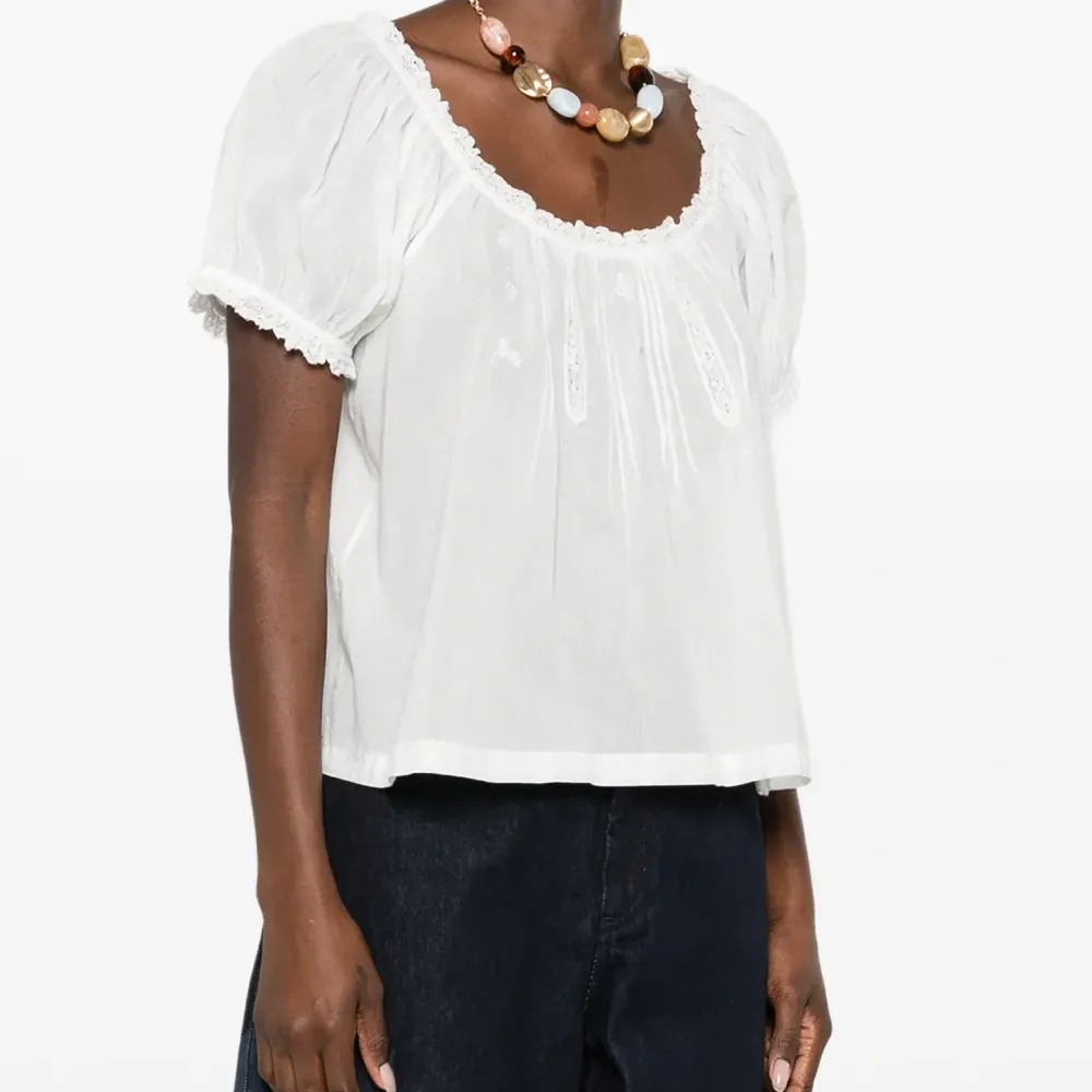 Блузка с круглым вырезом и кружевной отделкой