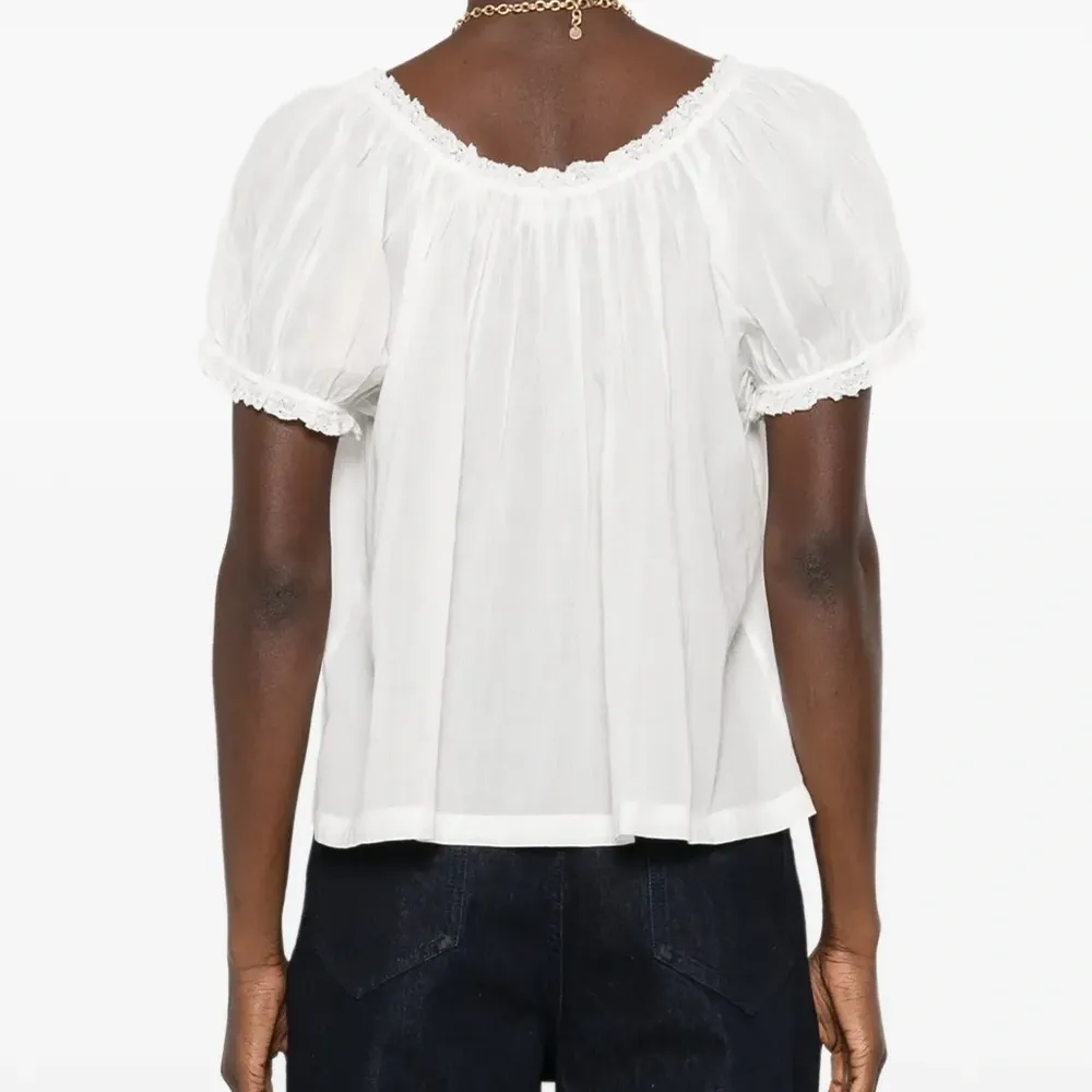 Блузка с круглым вырезом и кружевной отделкой