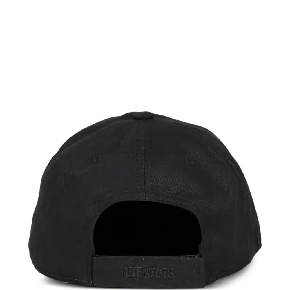 Бейсболка с вышитым логотипом