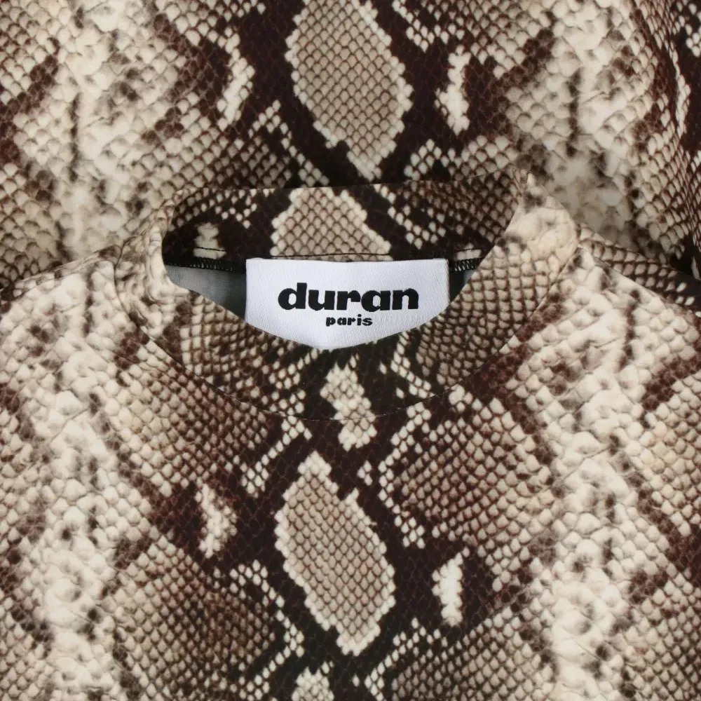 Топ с высоким воротником и принтом под змеиную кожу Топ с высоким воротником и принтом под змеиную кожу