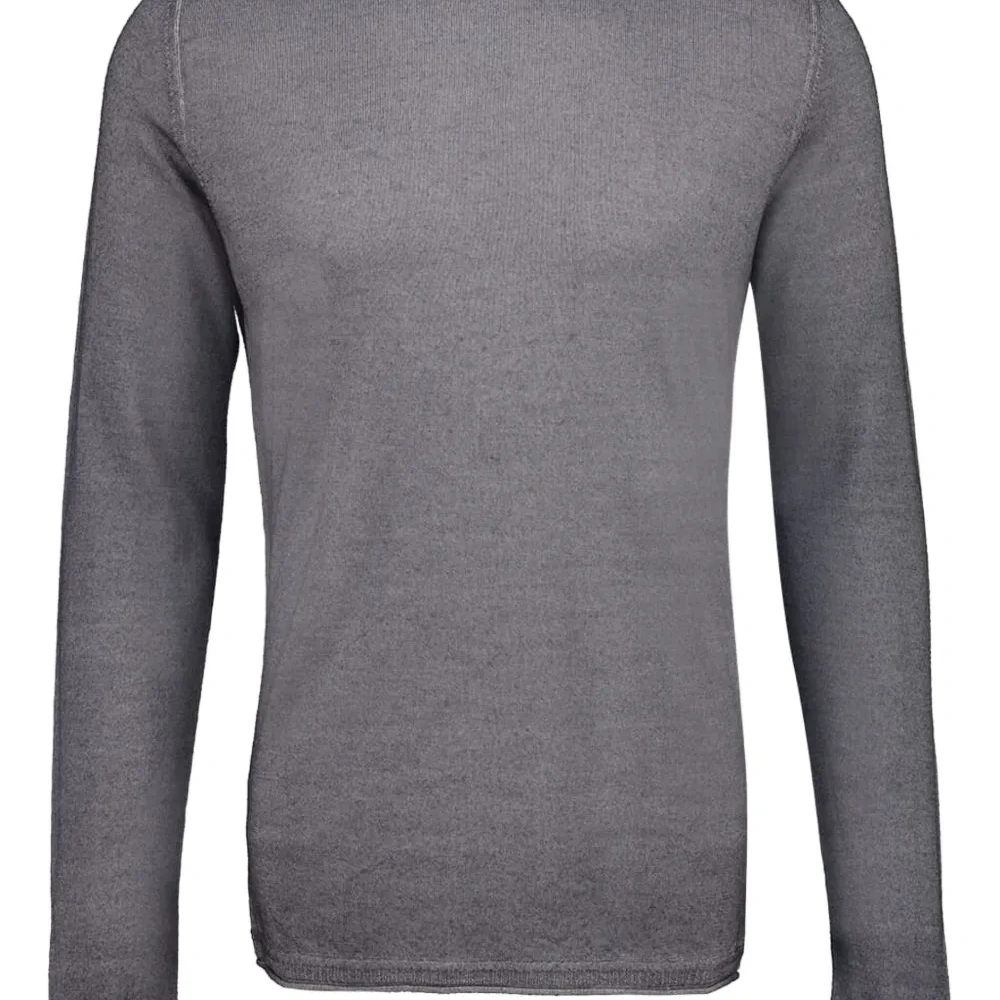 Тонкая трикотажная футболка с длинными рукавами