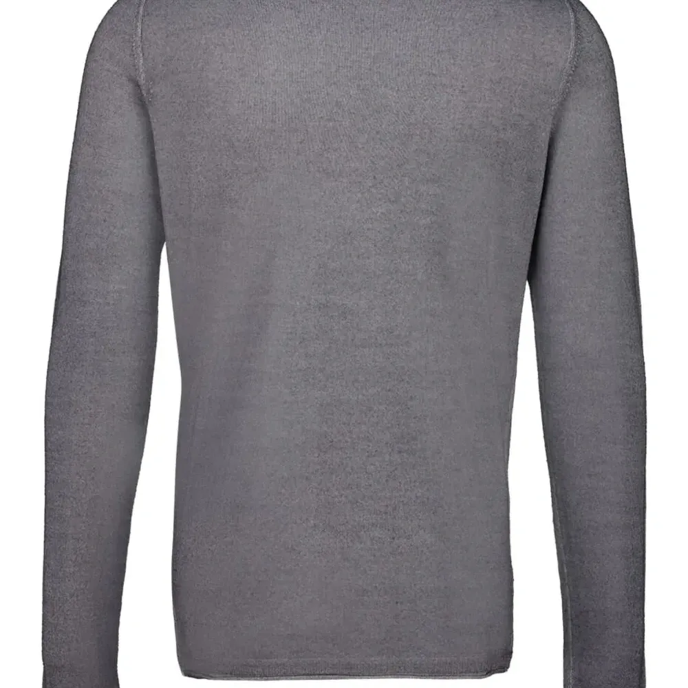 Тонкая трикотажная футболка с длинными рукавами