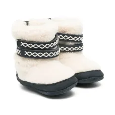 Ботинки с ремешками с узором и овчиной