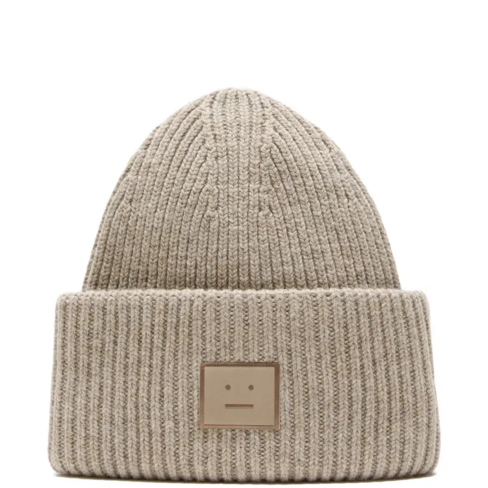 Шапка бини в рубчик с нашивкой-логотипом