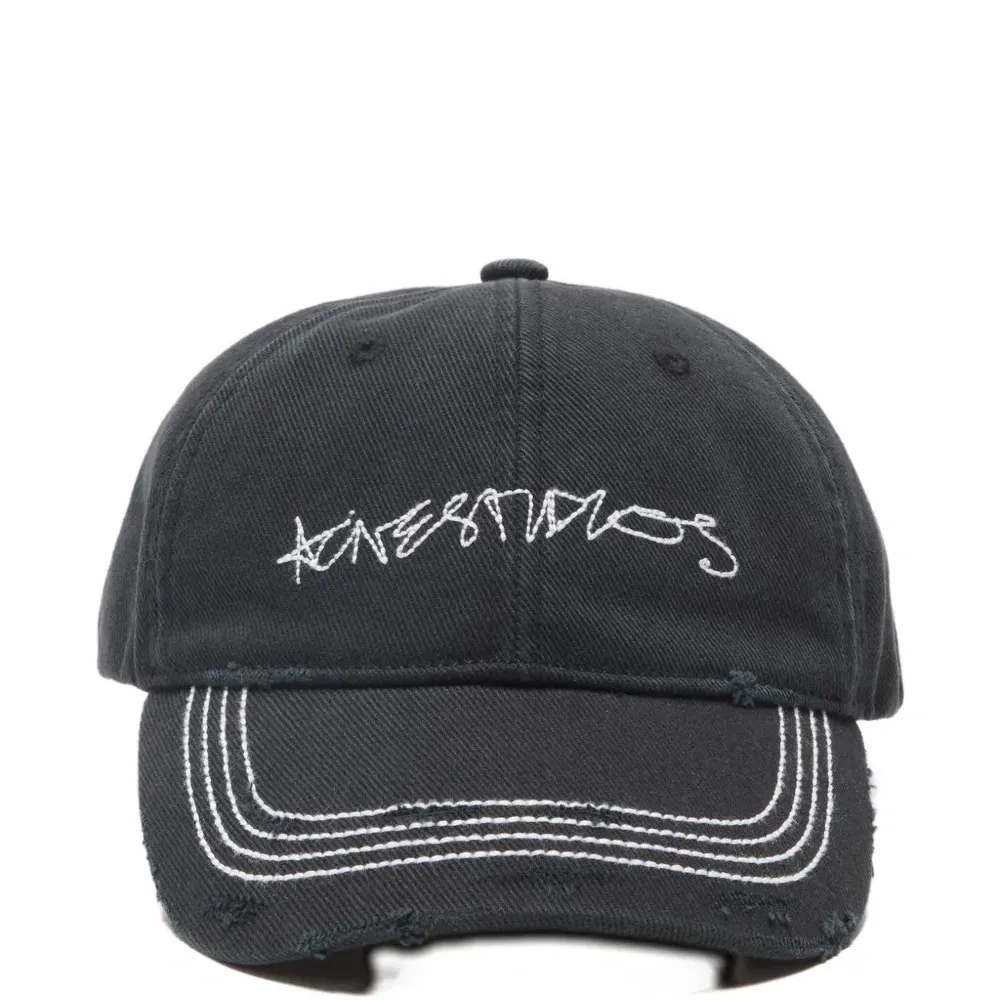 Бейсболка с эффектом потертости и вышивкой