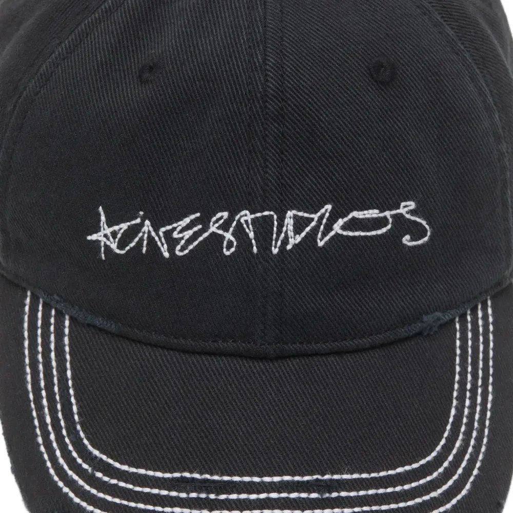 Бейсболка с эффектом потертости и вышивкой